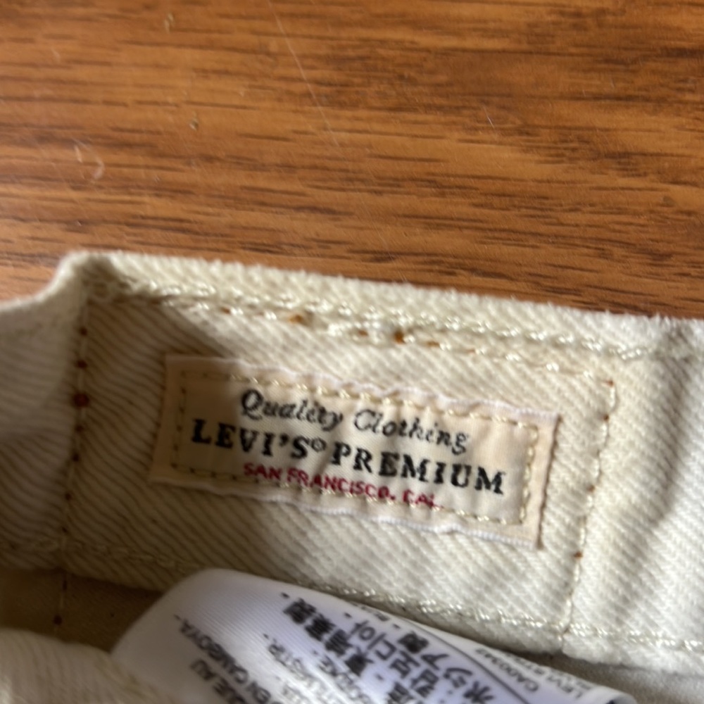 White Mid Rise Levis Shorts - Picture 3 of 5